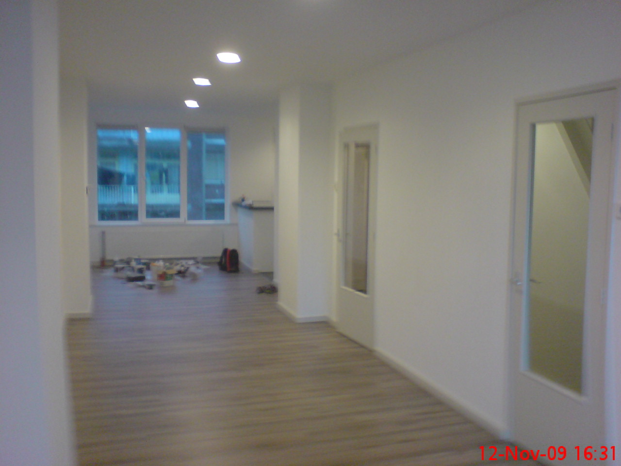 de woonkamer bijna 13 mtr ! lang richting keuken, nw plafonds, stucwerk, verlichting en laminaat