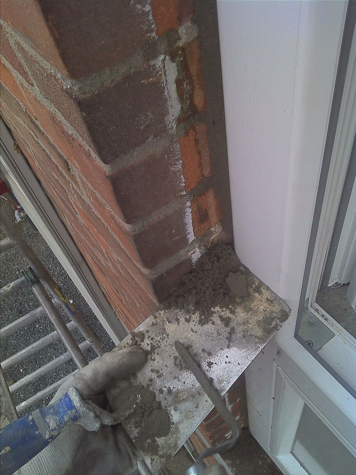 netjes alle kieren dichtmaken met cement/zand mortel