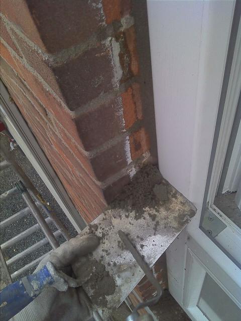 netjes alle kieren dichtmaken met cement/zand mortel