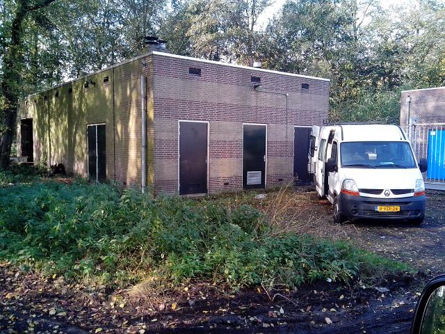 grote parkeerplaats ernaast