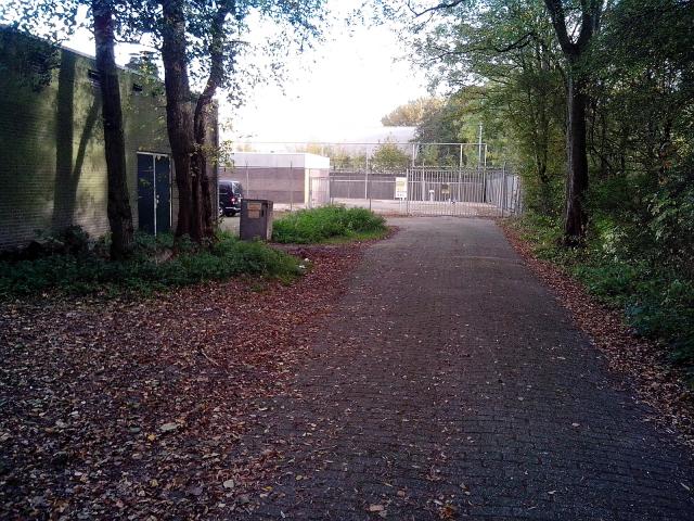 eigen weg die naar de 3 bedrijfshallen loopt