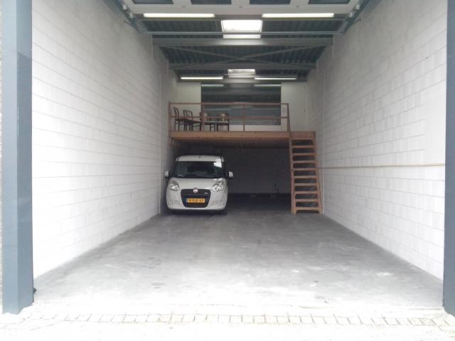 Bellstraat 15 90M2 bedrijfshal met 40M2 kantoorruimte