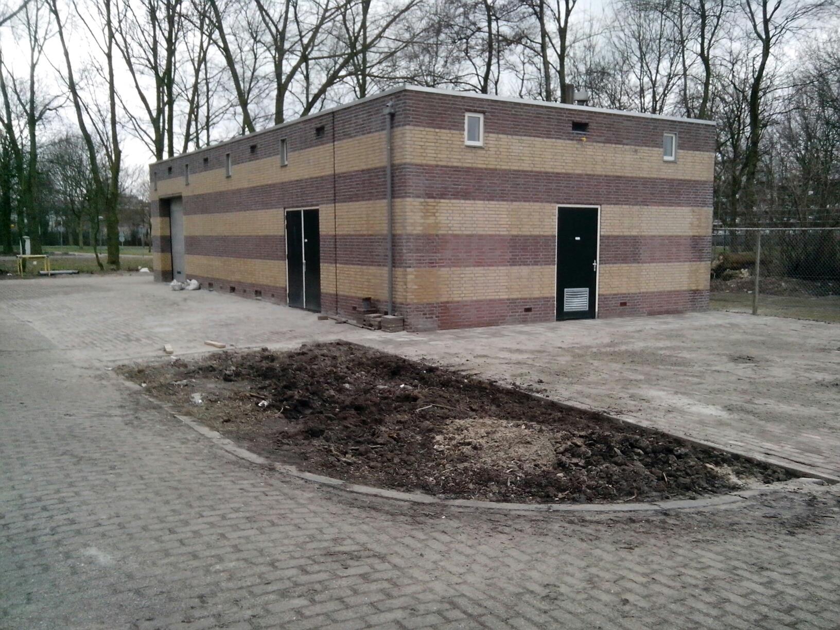 2013-03-12    2 van de 3 ingangen dichtgemetseld, straatwerk opgehoogd