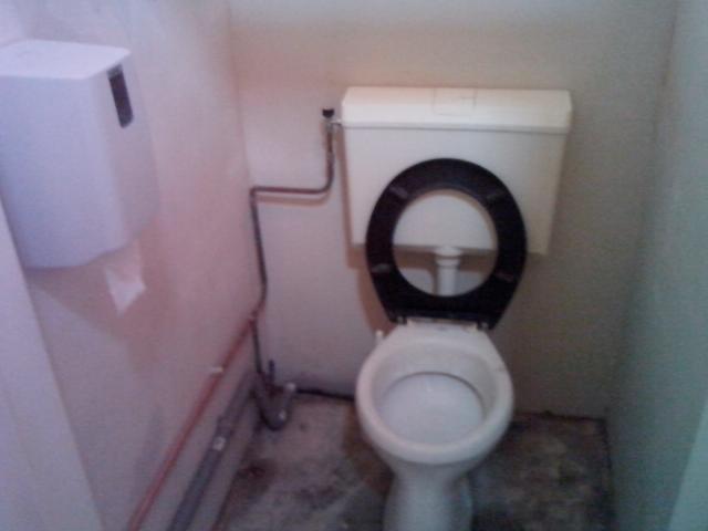toilet rechts achter