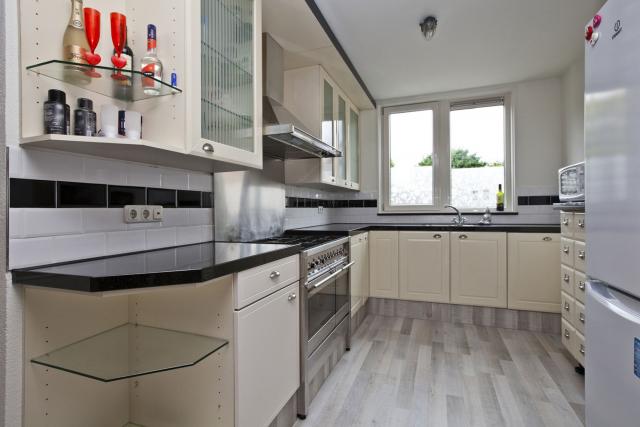 nw. vloer , kastjes dicht gemaakt , lade's erin