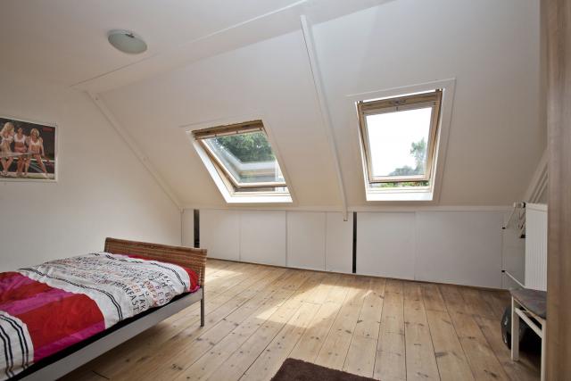 vloer geschuurd en in de glitza , nw. dakramen velux