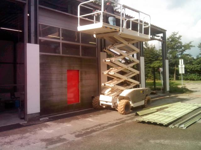 De nieuwe geisoleerde gevelpanelen worden aangebracht