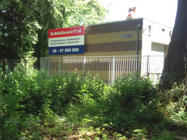 Pand klaar en opgedeeld in 3 units, reclamebord erop, next project !