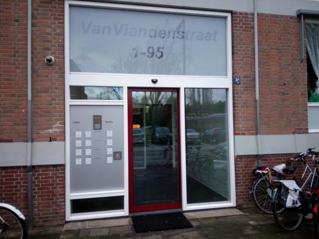 de entree met elektrische schuifdeur