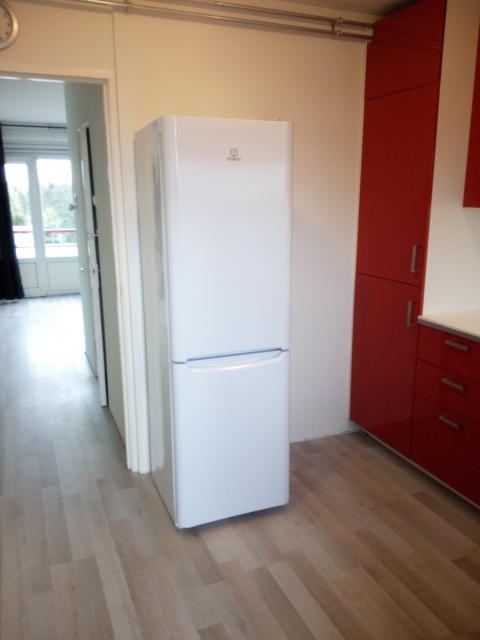 de koelkast vrijstaand en in de keuken de CV ketel weggewerkt