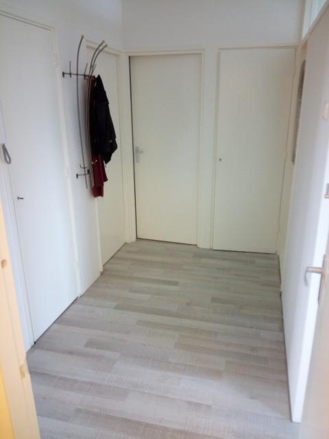 de hal , met de deuren naar de meterkast, slaapkamer , bergkast.