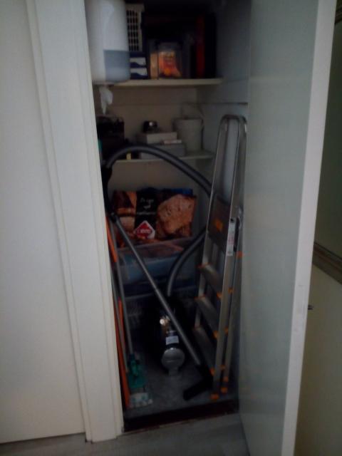 ruime bergkast in de hal