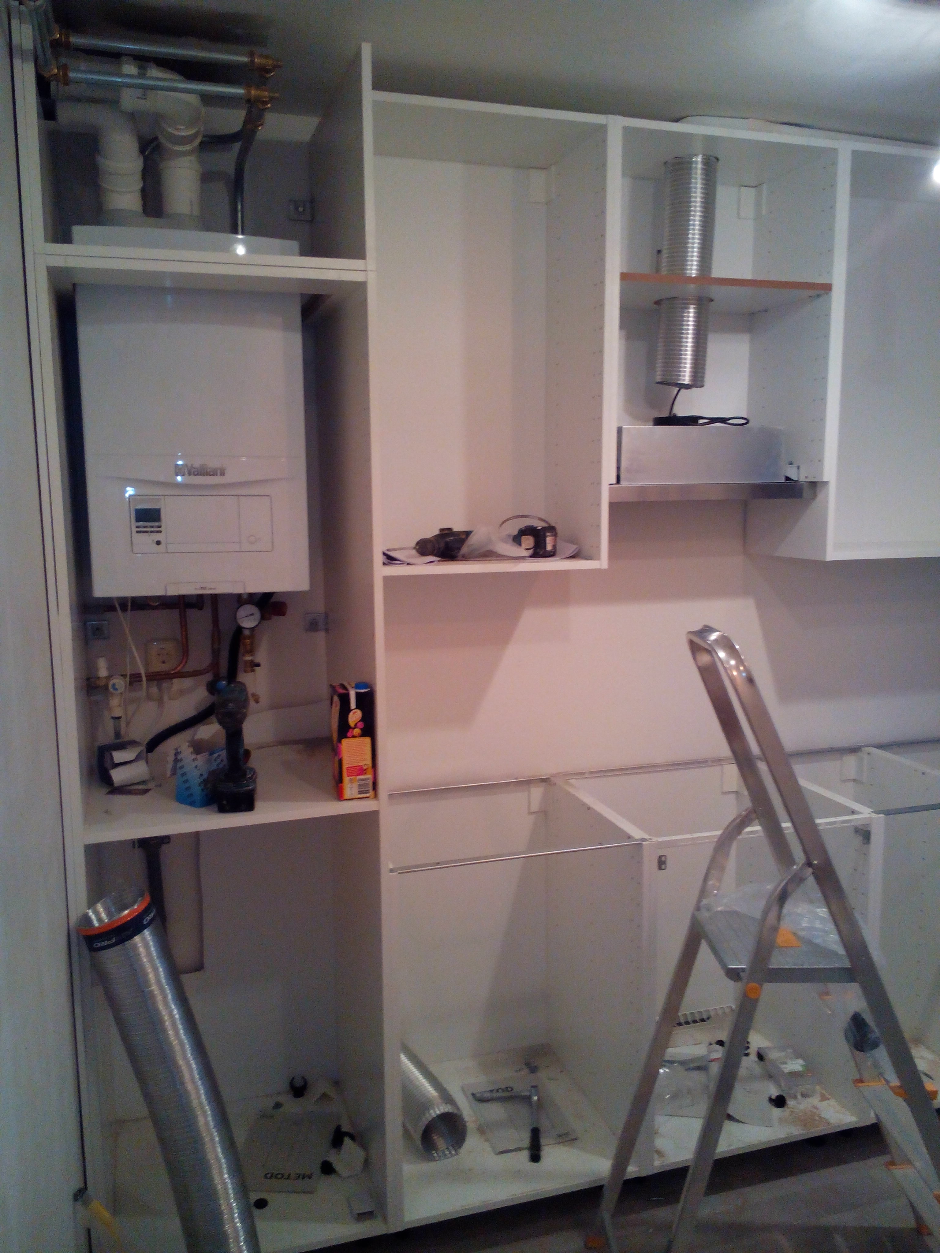 De Vaillant CW5 extra krachtig voor de Rainshower met ingebouwd exp. vat netjes in de keuken weggewerkt.