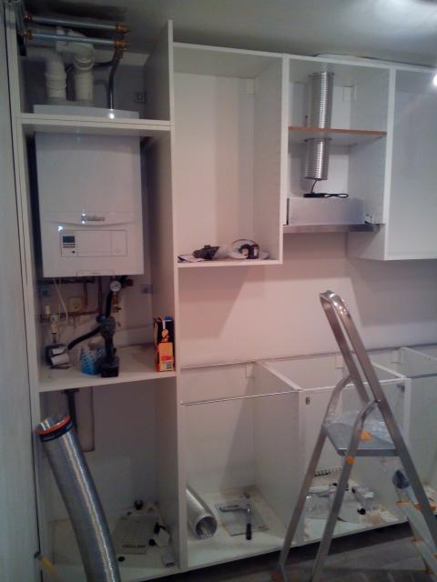 De Vaillant CW5 extra krachtig voor de Rainshower met ingebouwd exp. vat netjes in de keuken weggewerkt.