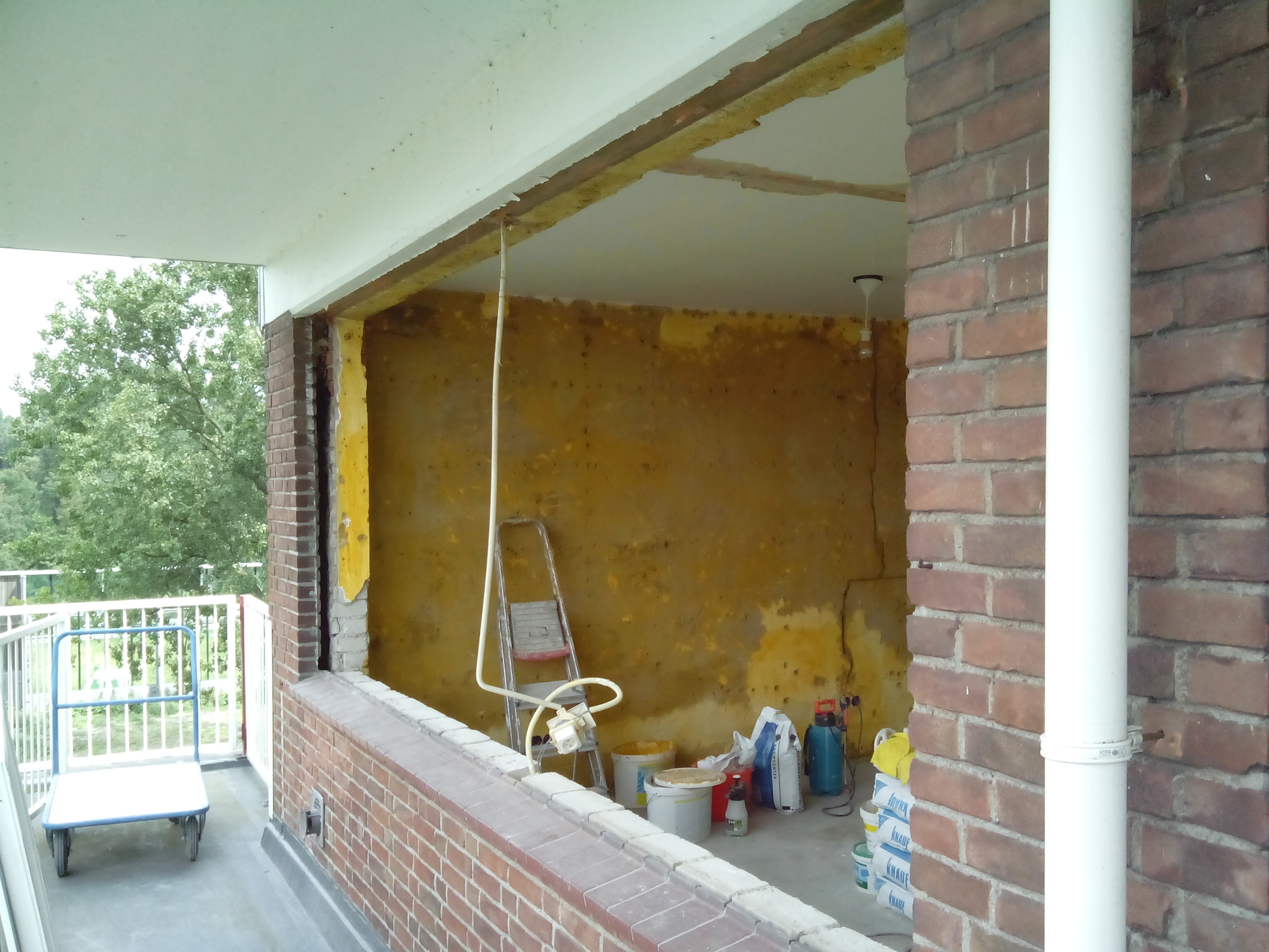 nieuwe kunststof kozijnen met getintglas en ventilatieroosters rondom