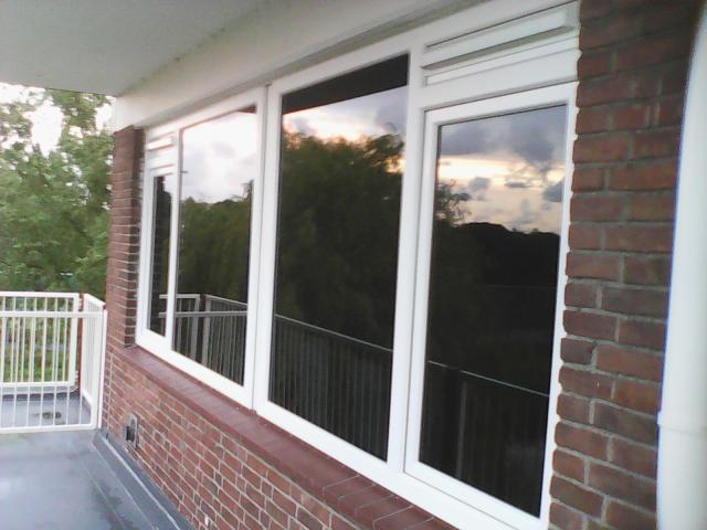 zonwerend privecy glas in de slaapkamers met luchtroosters