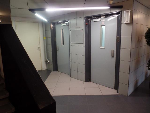 2 liften EEN voor de oneven en EEN voor de even etage's