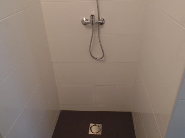 nieuwe inloopdouche op afschot , zonder douche gordijn te gebruiken