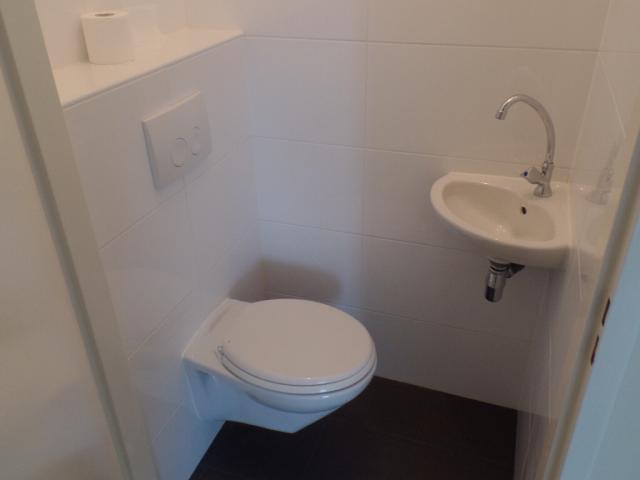 nieuw zweeftoilet alles nieuw getegeld