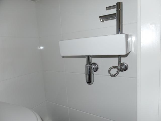 aan en afvoer achter de tegels in toilet