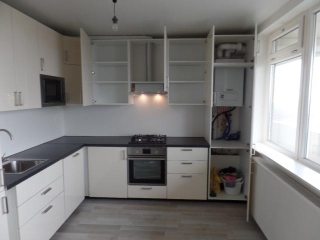 enorme opbergruimte , oven , afzuigkap en CV in beeld