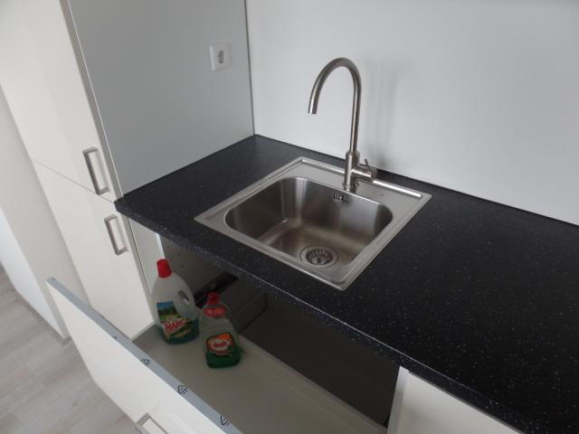 zelfs onder de spoelbak een lade