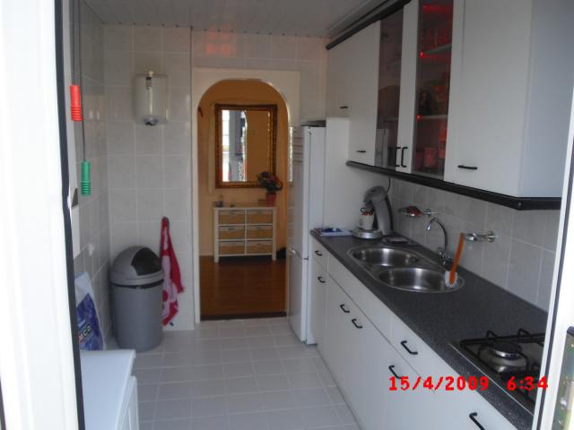 de keuken met balcon aangrenzend