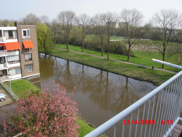 uitzicht van balcon bij keuken op singel en sportvelden