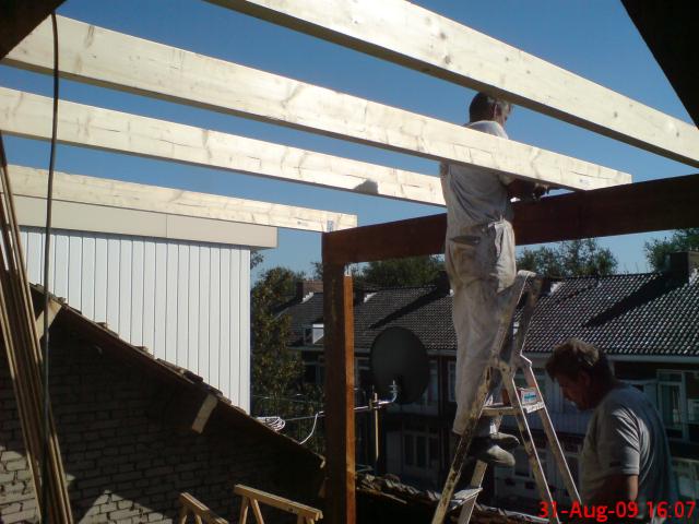 grote dakkapel in aanbouw, waardoor grote slaapkamer erbij !