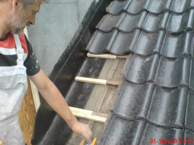 water wat langs de dakpannen lekt wordt netjes afgevoerd.