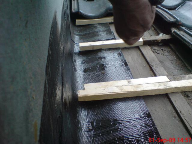 let op de waterafvoer achter de dakpannen !