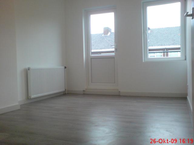 grote slaapkamer met deur naar balcon