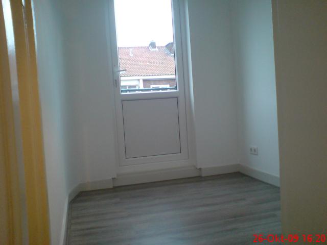 kleine slaapkamer ook deur naar balcon