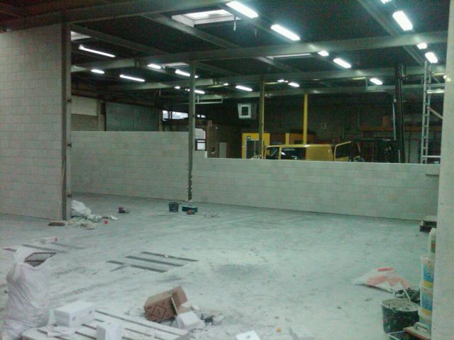 de 15 cm dikke muren in aanbouw