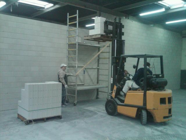 de muur is bijna klaar, de laatste stenen !