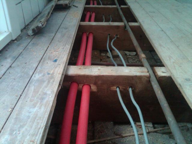 rood kunststof cv leidingen , grijs 2 nw groepen voor de keuken