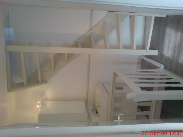 vaste draaitrap naar de bovenste woonlaag