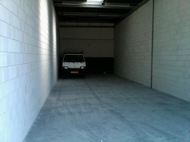 bedrijfshal ca 18 x 5 mtr met 2 grote licht koepels toilet en een stroomgroep 16 amp. afgezekerd met aardlek.