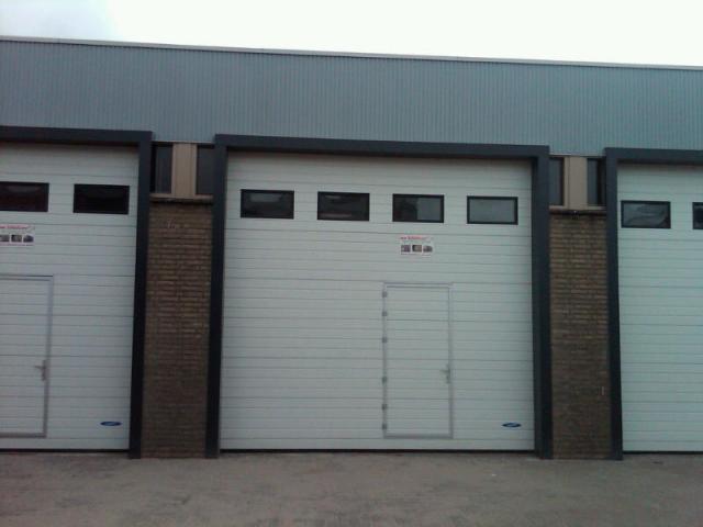 elektr. deur 4x4 mtr. met loopdeur en 4 ramen , op afstand bedienbaar.