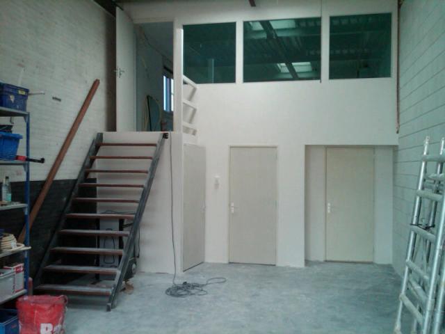 voorbeeld; kantoor 5x5= 25M2  boven 2x magazijn + toilet en douche 25M2  beneden