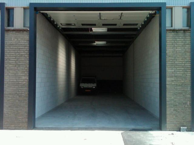 Bellstraat 17, 90M2 Bedrijfshal 18 mtr.lang en 5 mtr. breed