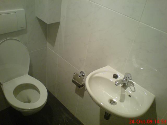 zwevend toilet , wasbak , wasmach. opstelling en inloopdouche