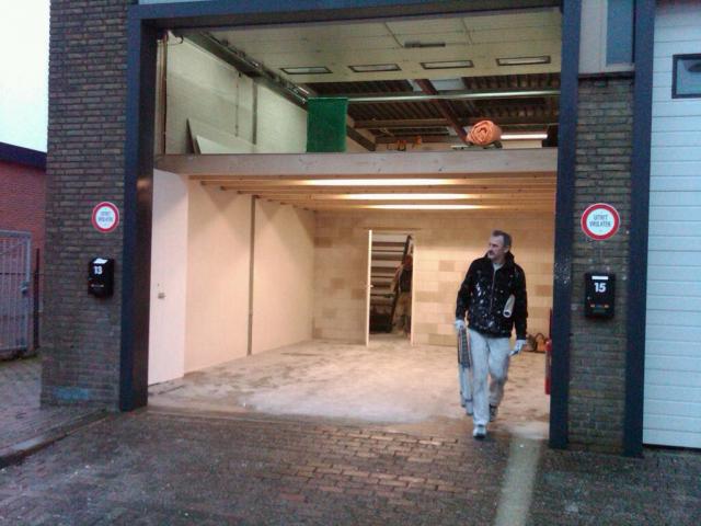 hoogte 2.50 mtr. daarboven zolderruimte