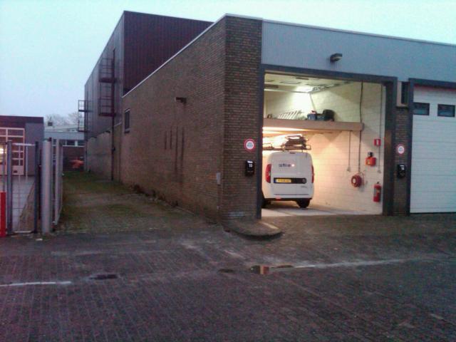 aanblik kavel en halve bedrijfshal