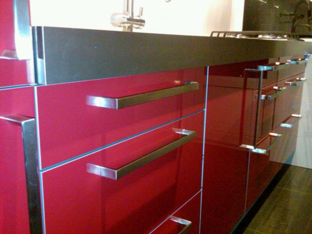 de nw keuken hoogglans en met 8 cm dik blad